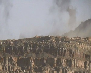 القاء-قنابل-عنقودية-على-عمران-2-300x240