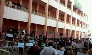 وقف احتجاجيهه بمجمع النصر التربوي